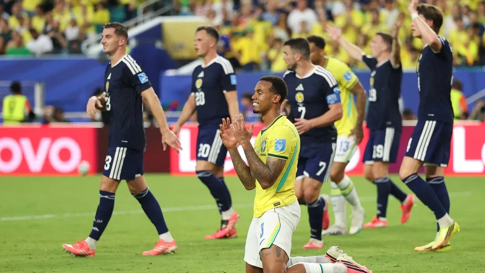 Jugador de Brasil arrodillado en el campo de juego