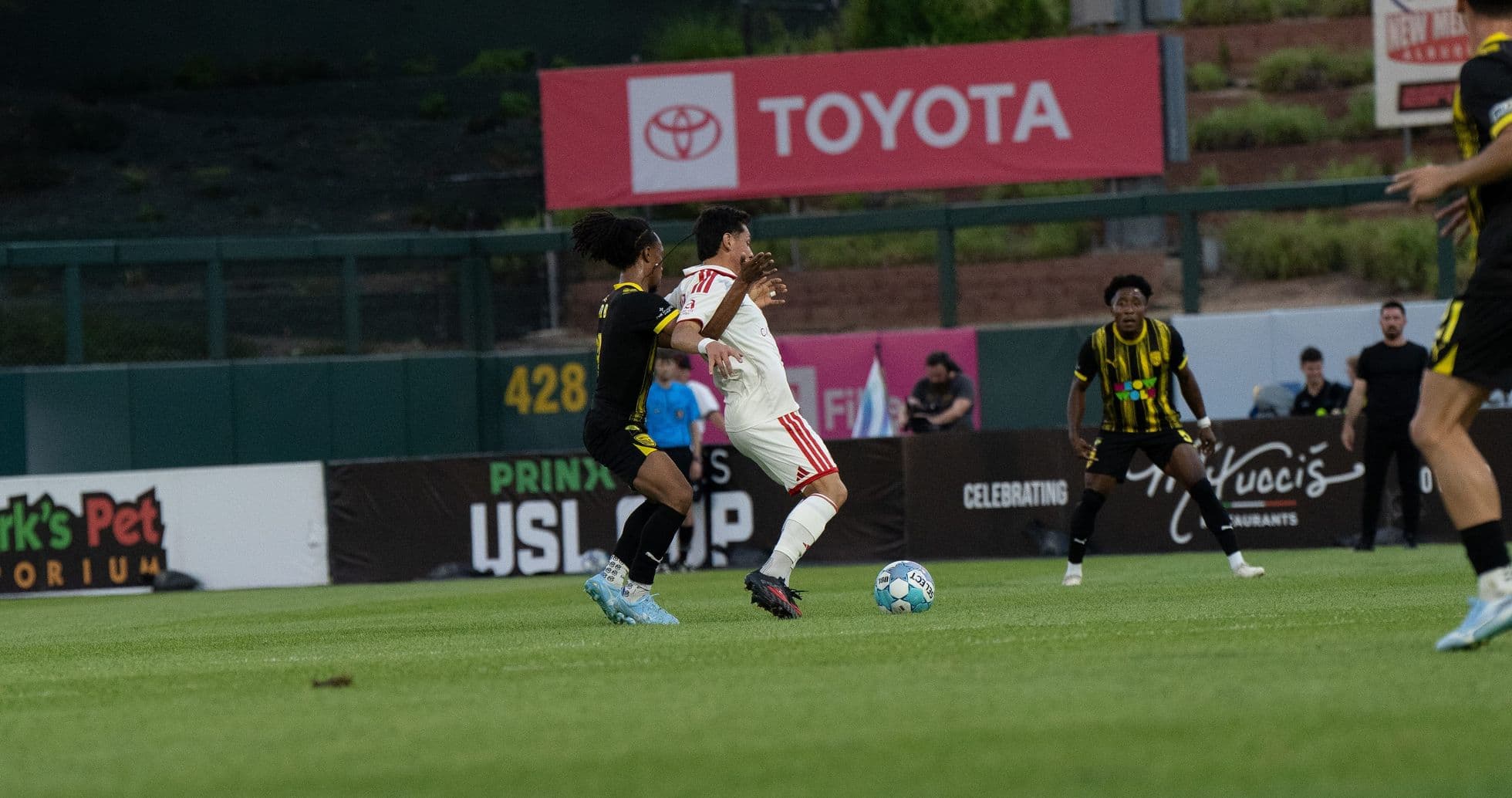Jugador de Phoenix Rising contra Louisville City