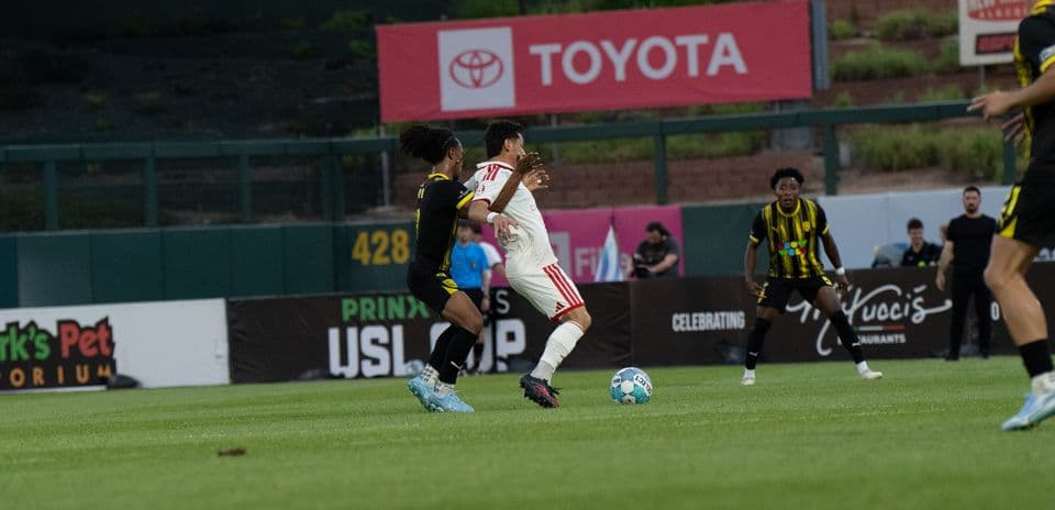 Jugador de Phoenix Rising contra Louisville City