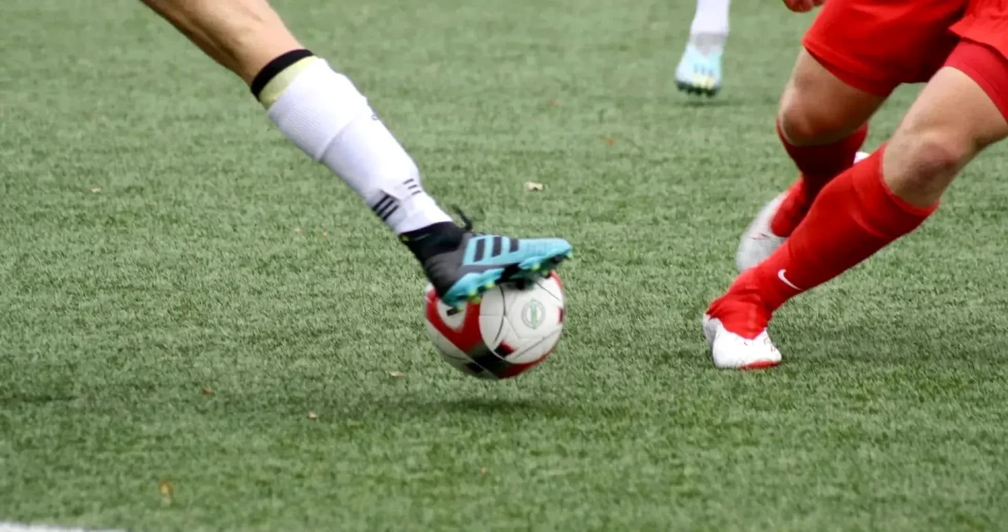 Jugadora golpeando el balón en un partido