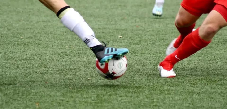 Jugadora golpeando el balón en un partido