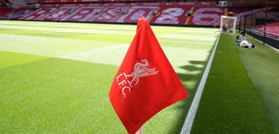 Esquina con bandera de Liverpool en el estadio
