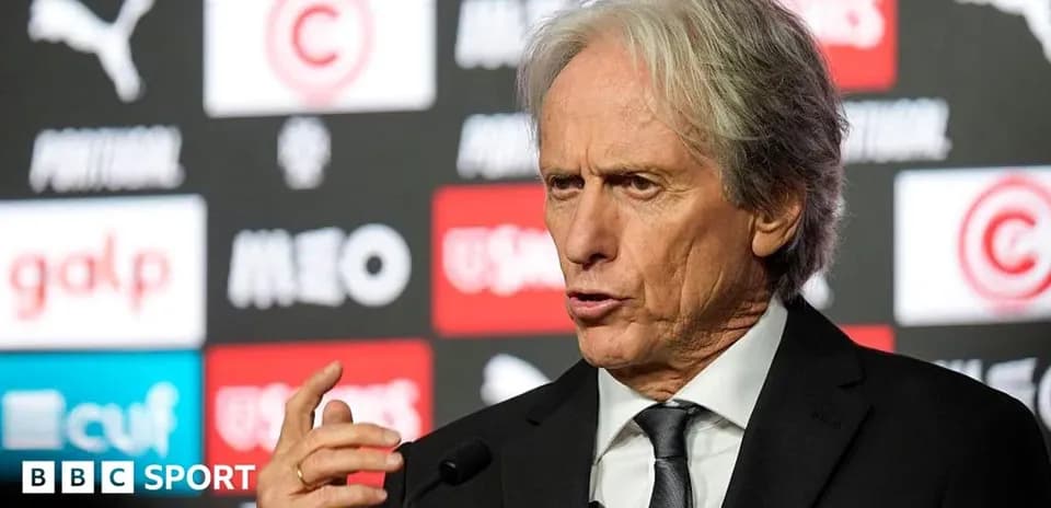 Entrenador hablando en una conferencia de prensa