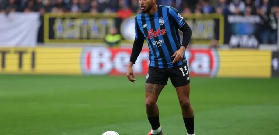 Jugador de Atalanta controlando el balón en el campo