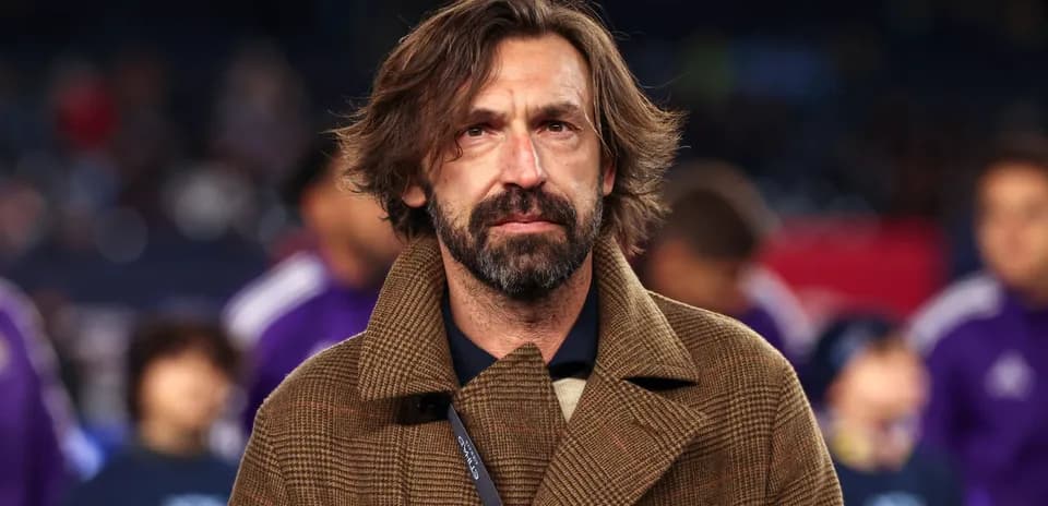 Entrenador con abrigo en el campo de juego