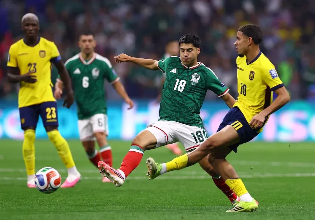 Jugador de México en acción contra Ecuador