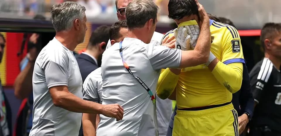 Entrenador consuela al portero durante el partido