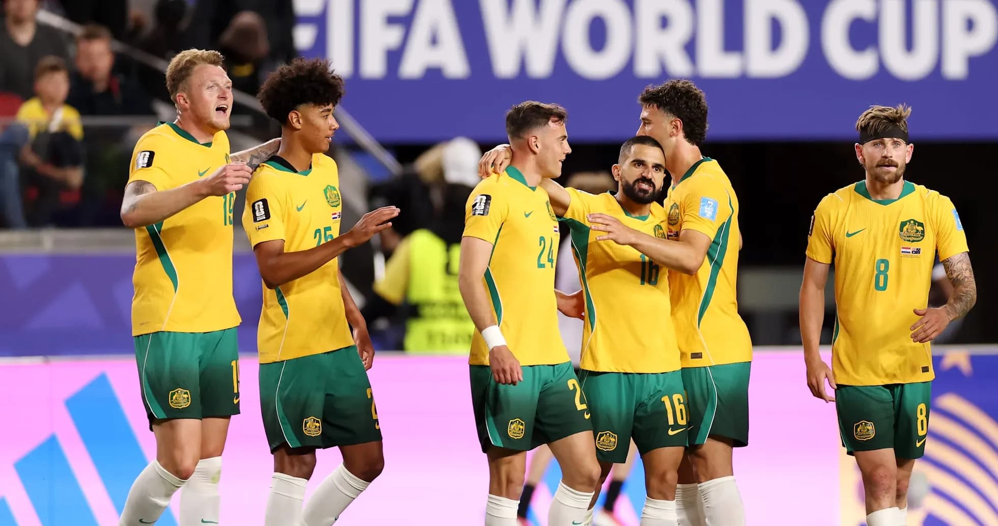 Jugadores de Australia celebrando un gol