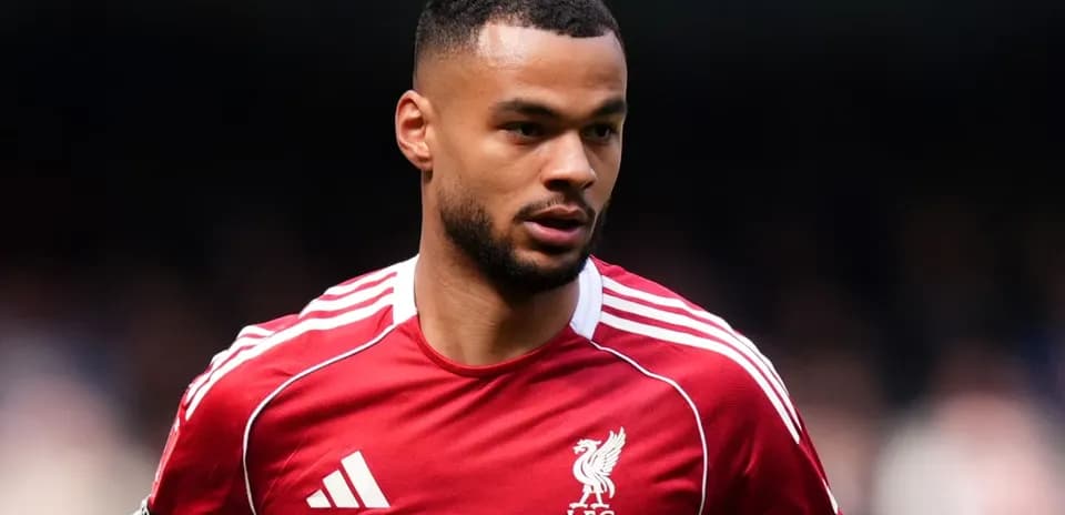 Jugador de Liverpool con camiseta roja en el campo