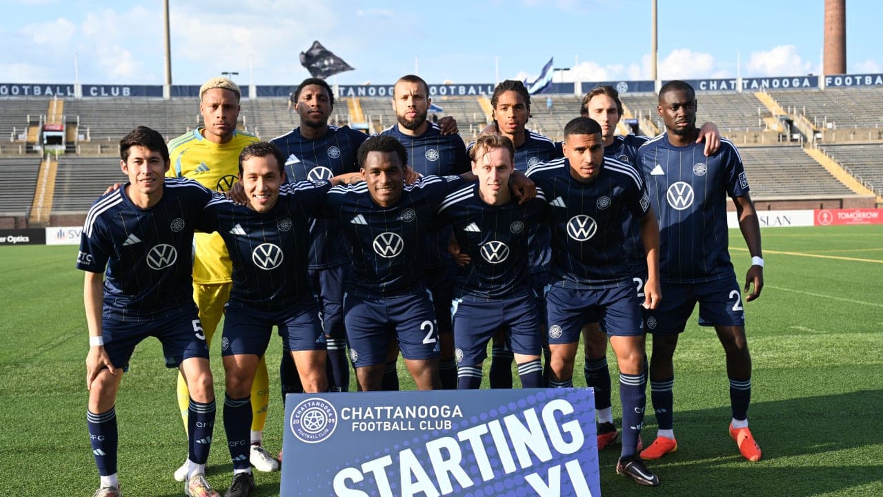 Equipo inicial de Chattanooga FC en el campo