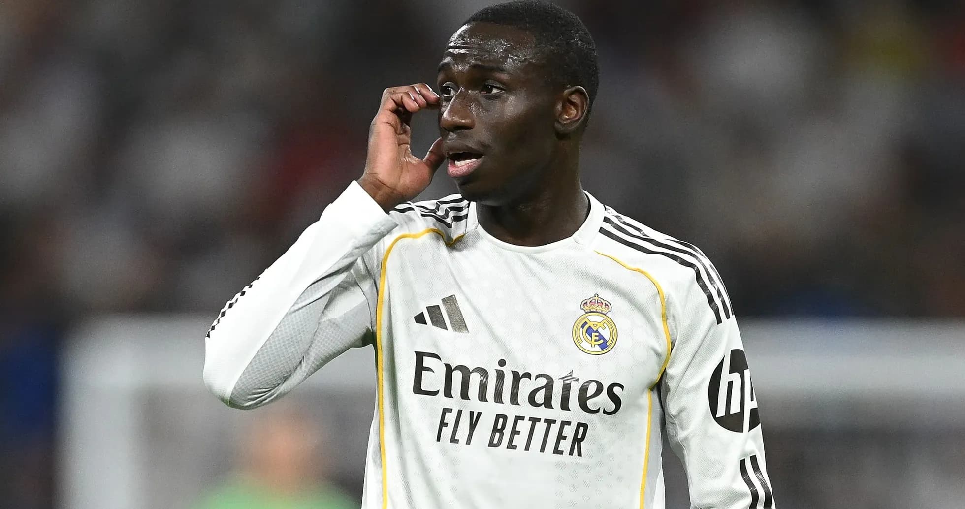 Jugador de Real Madrid hablando durante el partido