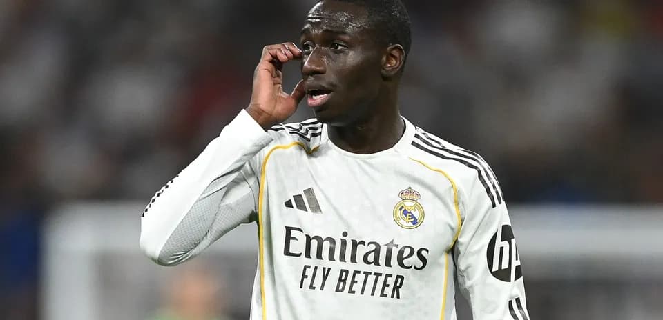 Jugador de Real Madrid hablando durante el partido