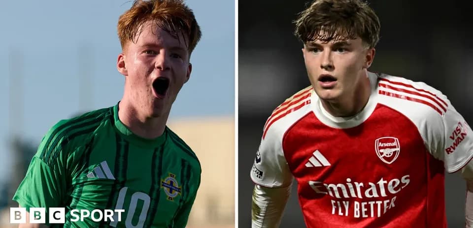 Jugadores de fútbol en acción, uno con uniforme de Irlanda del Norte y otro de Arsenal