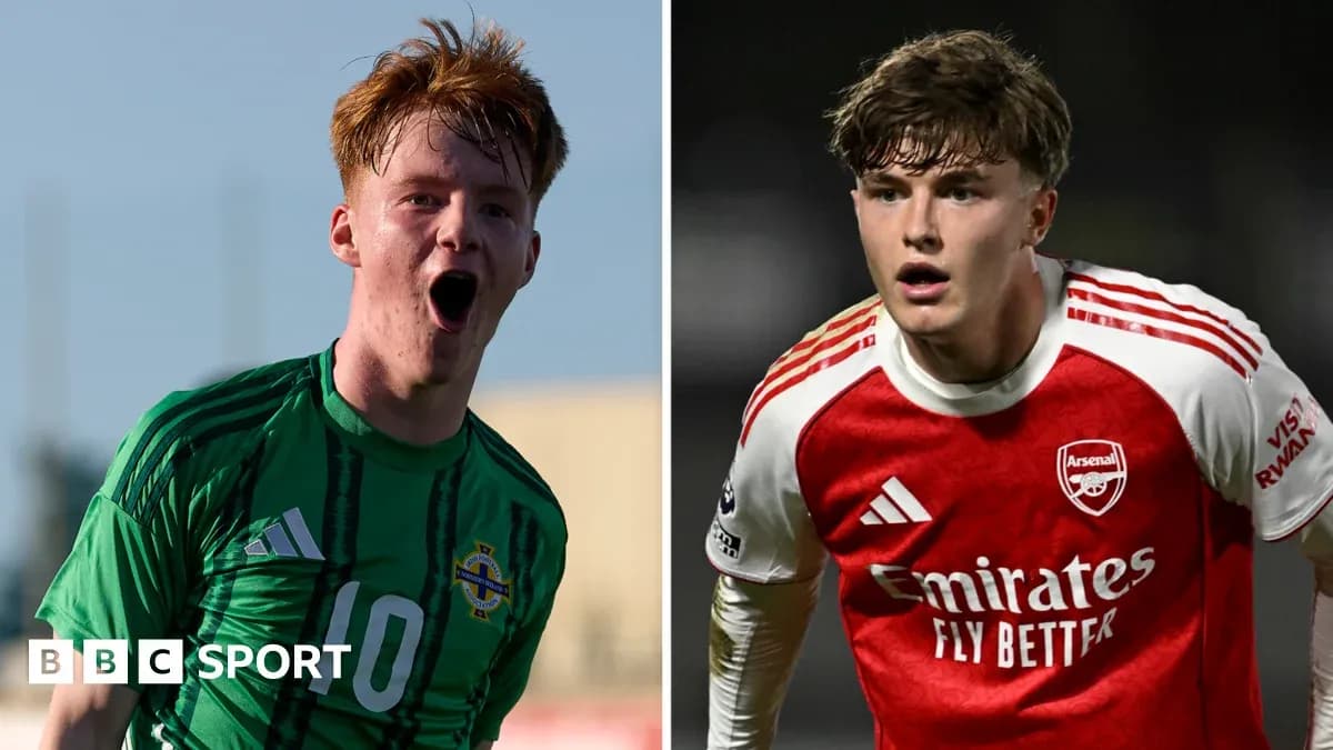 Jugadores de fútbol en acción, uno con uniforme de Irlanda del Norte y otro de Arsenal