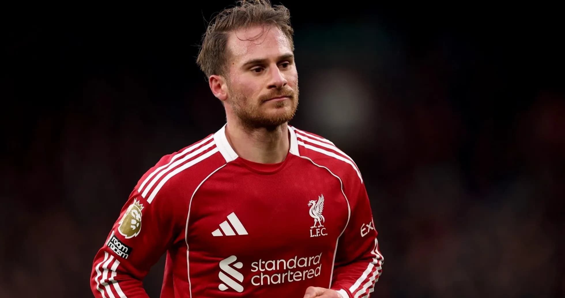 Jugador de Liverpool FC en uniforme rojo durante partido