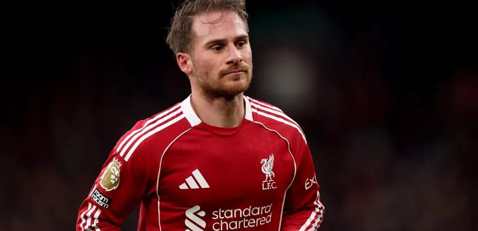 Jugador de Liverpool FC en uniforme rojo durante partido