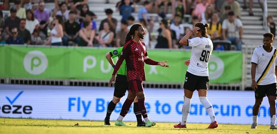 Jugadores del Charleston Battery discutiendo en el partido