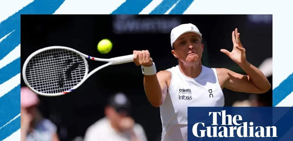 Jugadora de tenis golpeando la pelota en un partido
