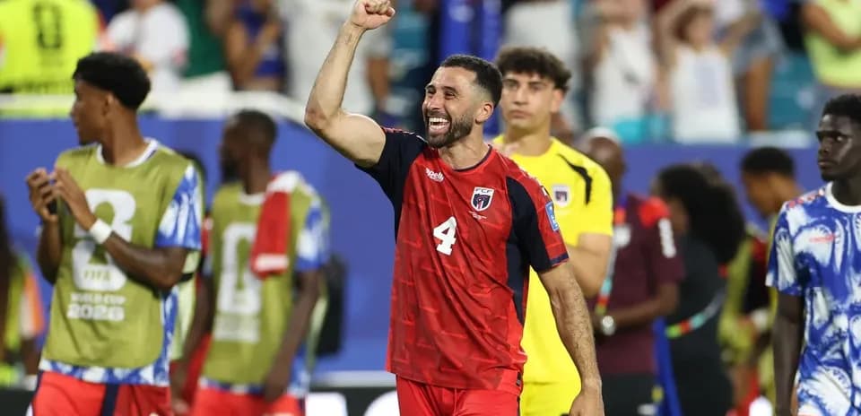 Jugador celebrando con puño en alto después del partido