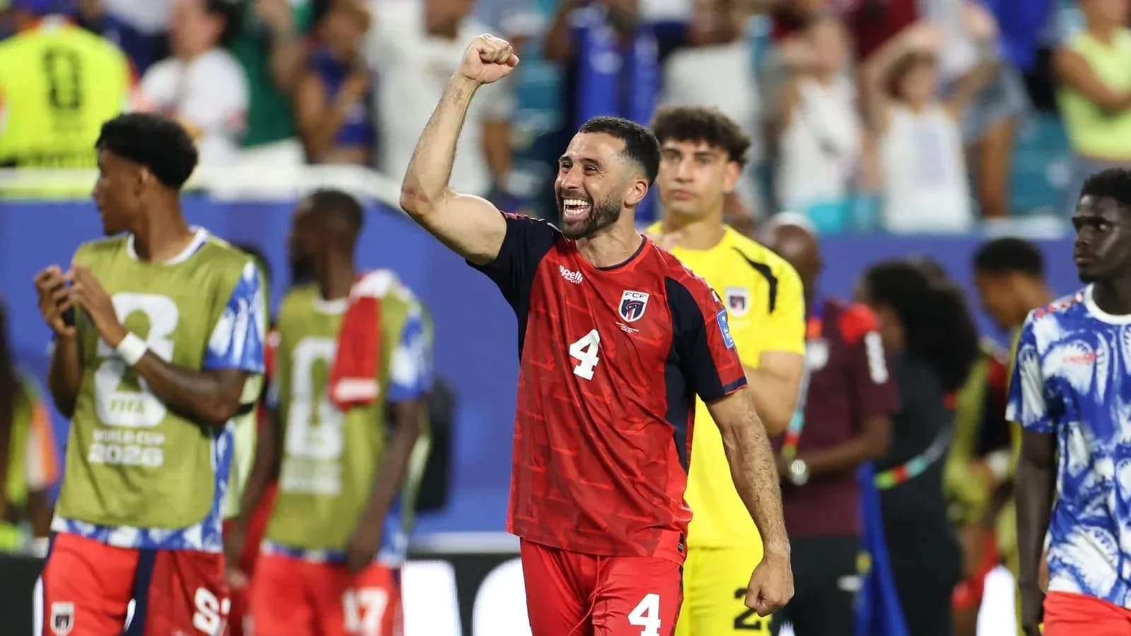 Jugador celebrando con puño en alto después del partido