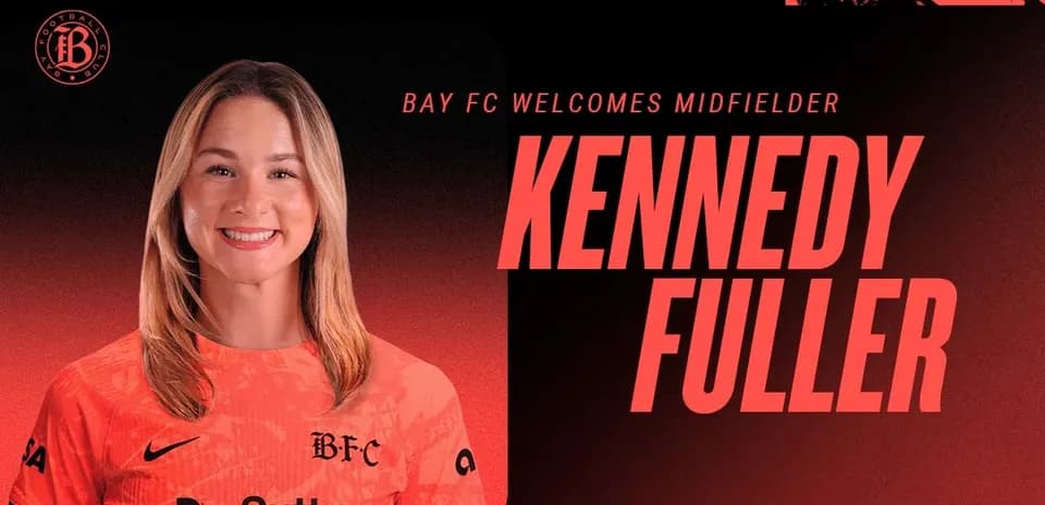 Kennedy Fuller en uniforme de Bay FC sonriendo