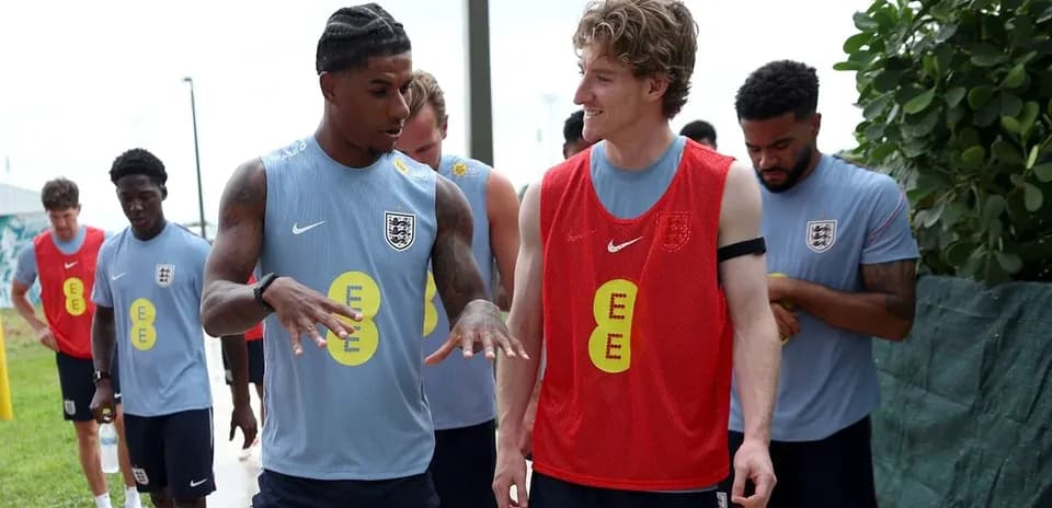 Jugadores de Inglaterra conversando durante sesión de entrenamiento