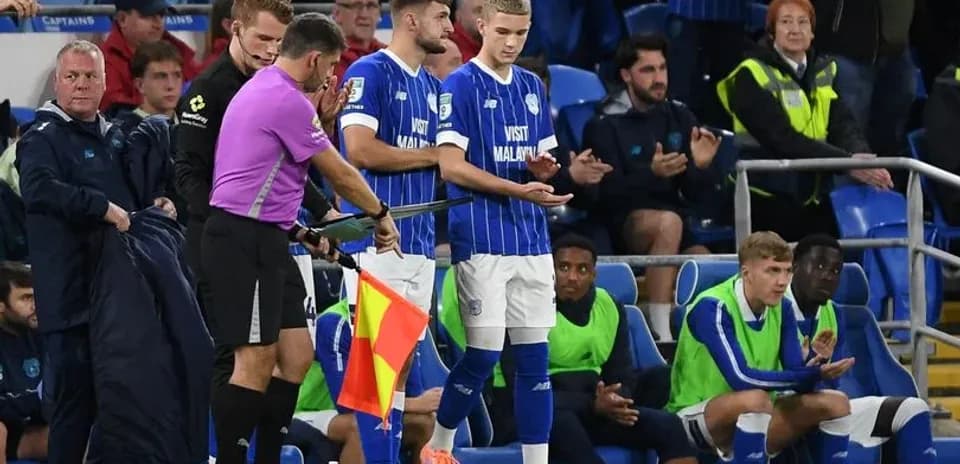 Jugadores esperando sustitución en el banquillo