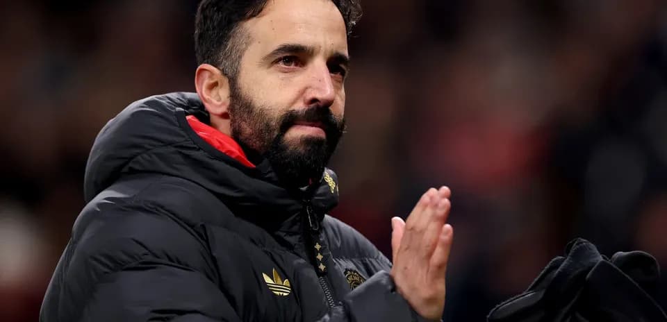 Entrenador saludando al público en el estadio