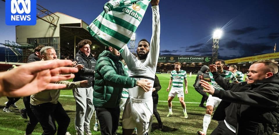 Jugador de Celtic celebrando con afición tras el partido