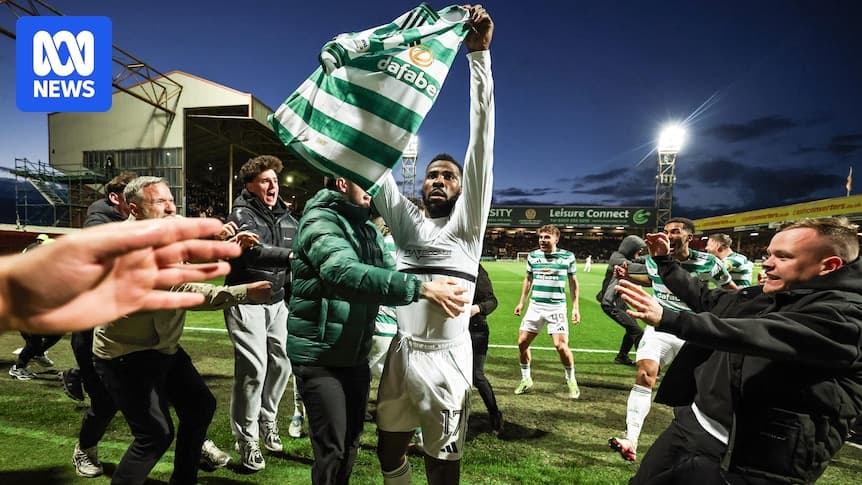 Jugador de Celtic celebrando con afición tras el partido