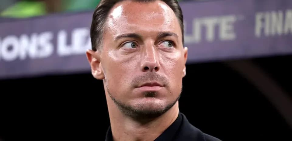 Entrenador observando desde la línea de banda