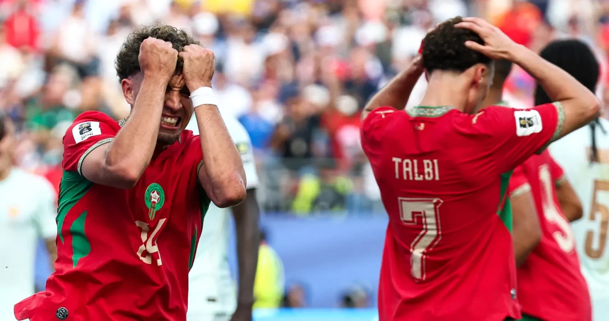 Jugadores de Marruecos lamentándose durante el partido