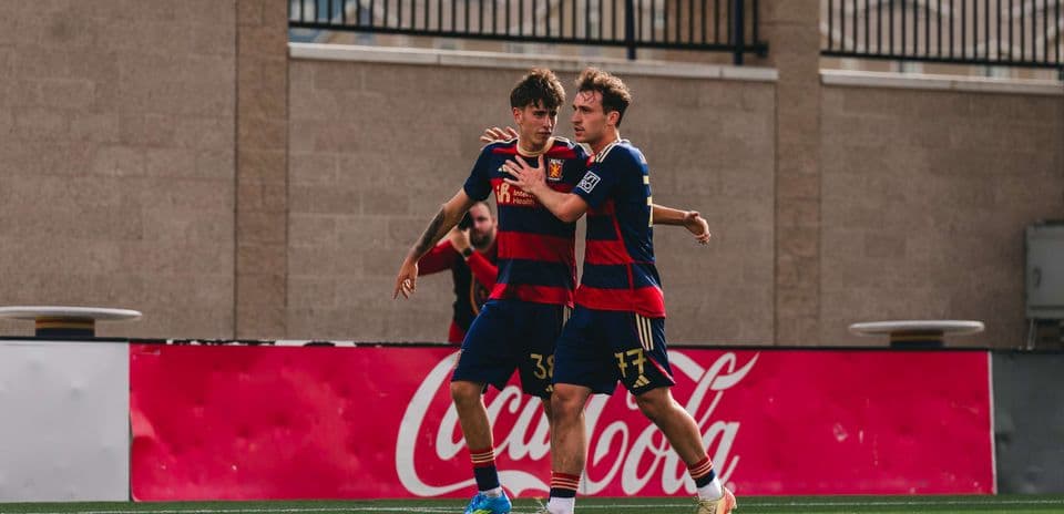 Dos jugadores celebrando un gol durante el partido