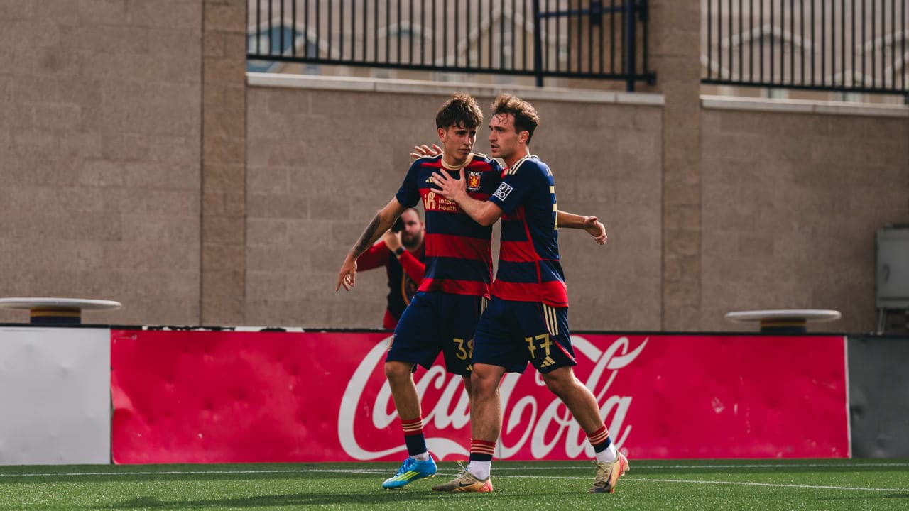 Dos jugadores celebrando un gol durante el partido