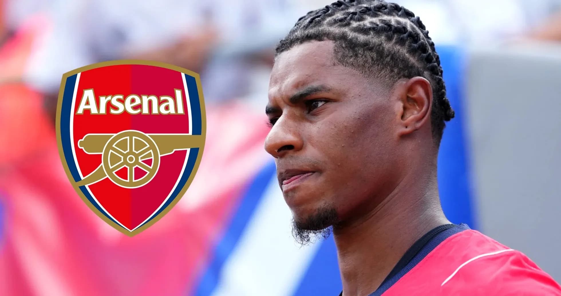 Jugador de Arsenal en primer plano con logo del club