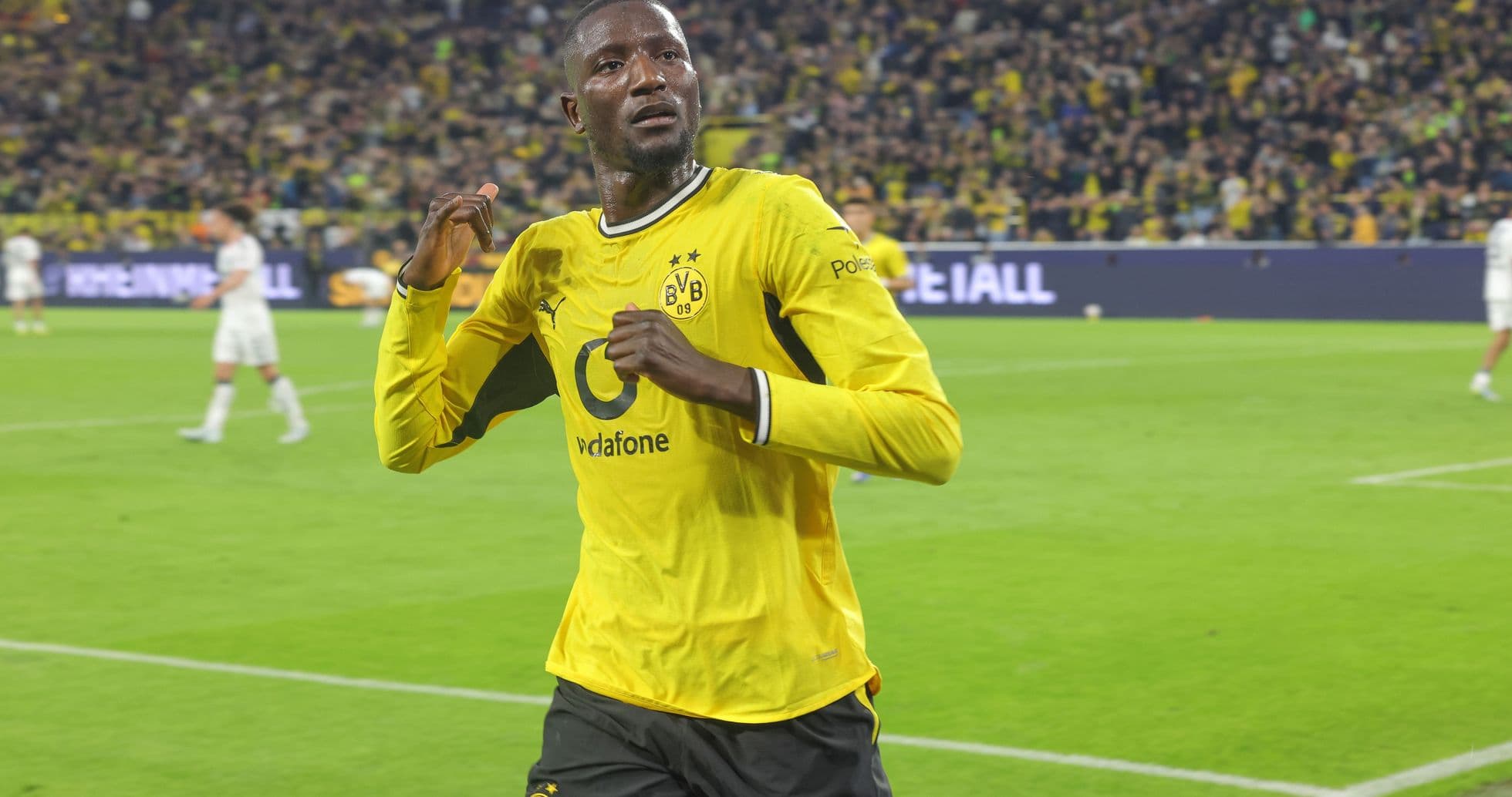 Jugador de Borussia Dortmund celebrando en el campo