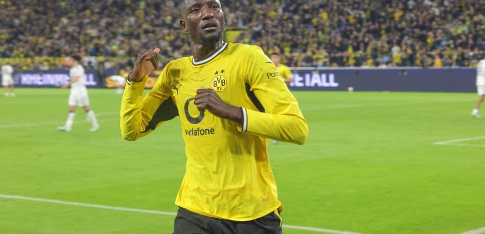 Jugador de Borussia Dortmund celebrando en el campo