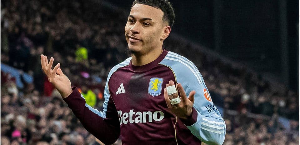 Jugador de Aston Villa con gesto de incredulidad