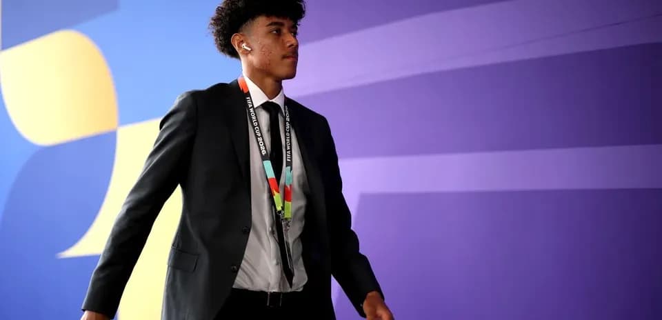 Jugador vestido de traje entrando a evento deportivo