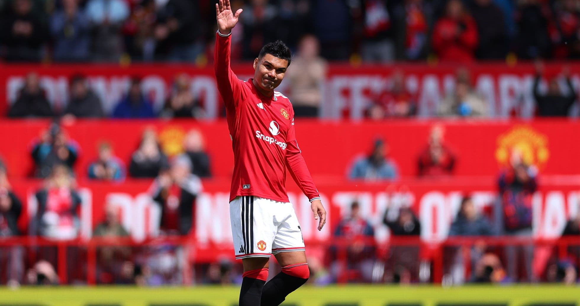 Jugador de Manchester United saludando a la afición