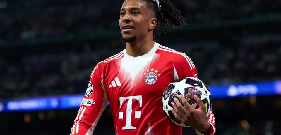 Jugador de Bayern Munich sosteniendo balón de fútbol