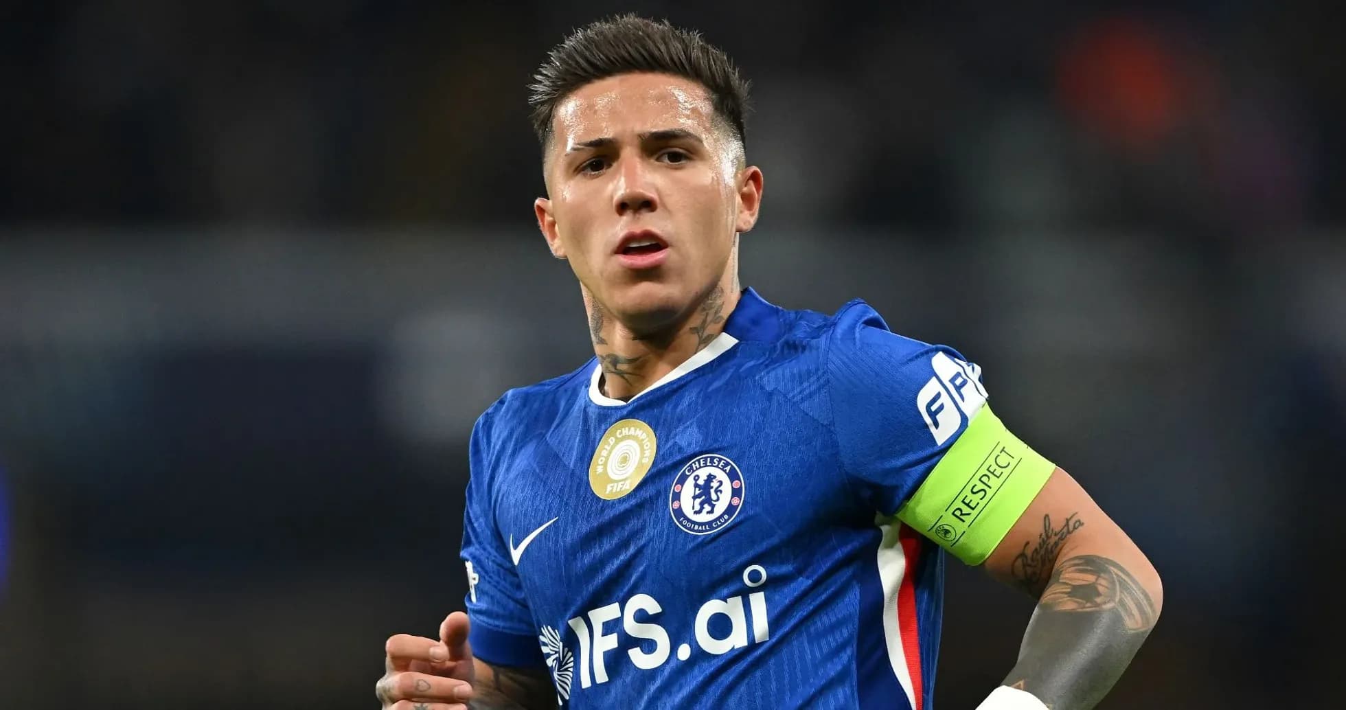 Jugador de Chelsea con camiseta azul y brazalete de capitán