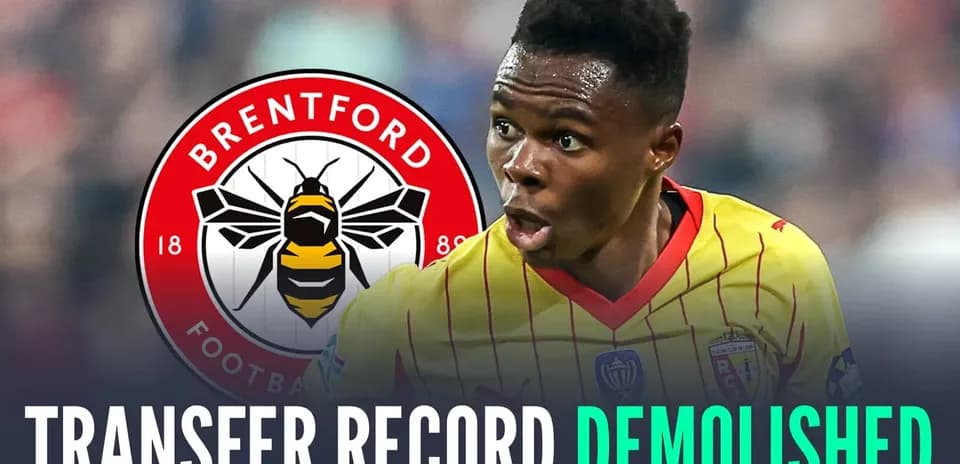 Jugador de fútbol reaccionando con logo de Brentford
