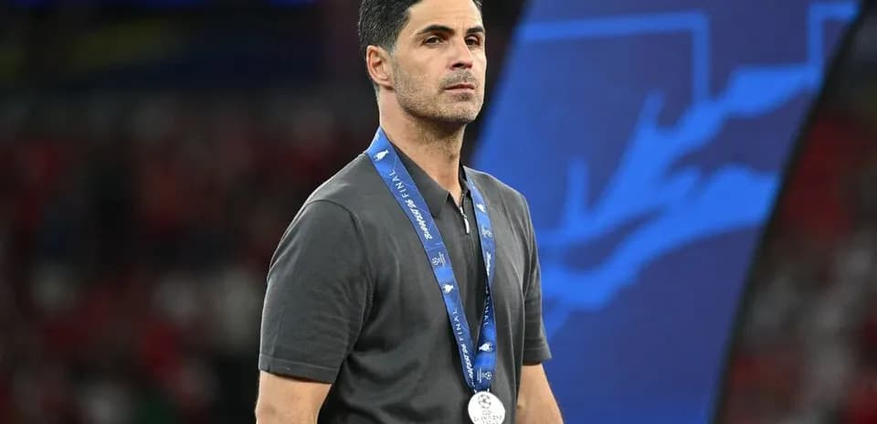 Entrenador con medalla de plata en el campo