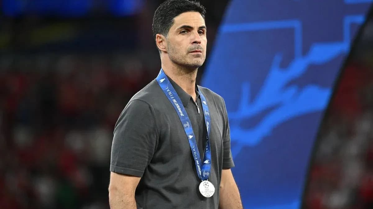 Entrenador con medalla de plata en el campo