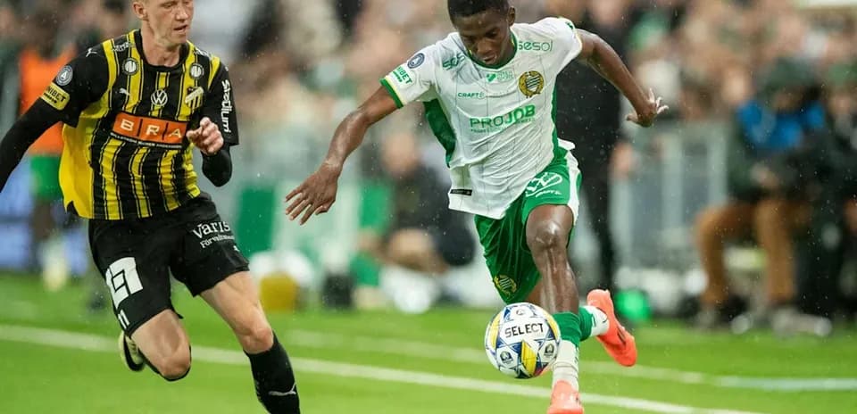 Jugador corriendo con el balón en un partido
