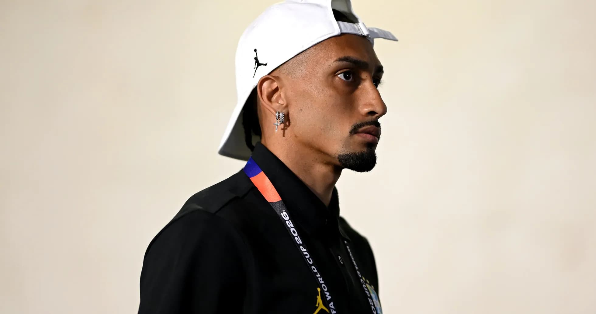 Jugador con gorra y camiseta negra en evento