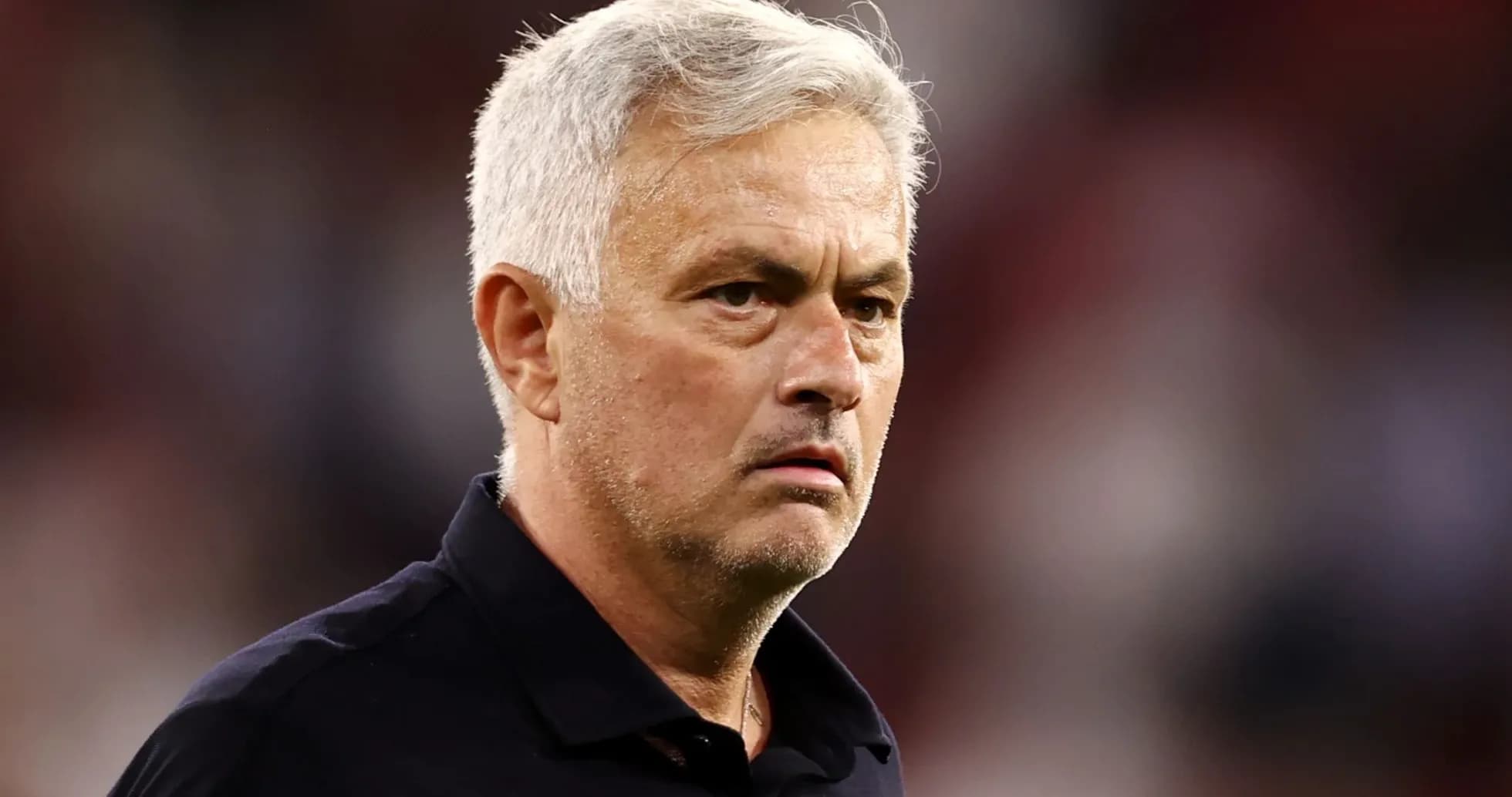 Entrenador observando durante un partido
