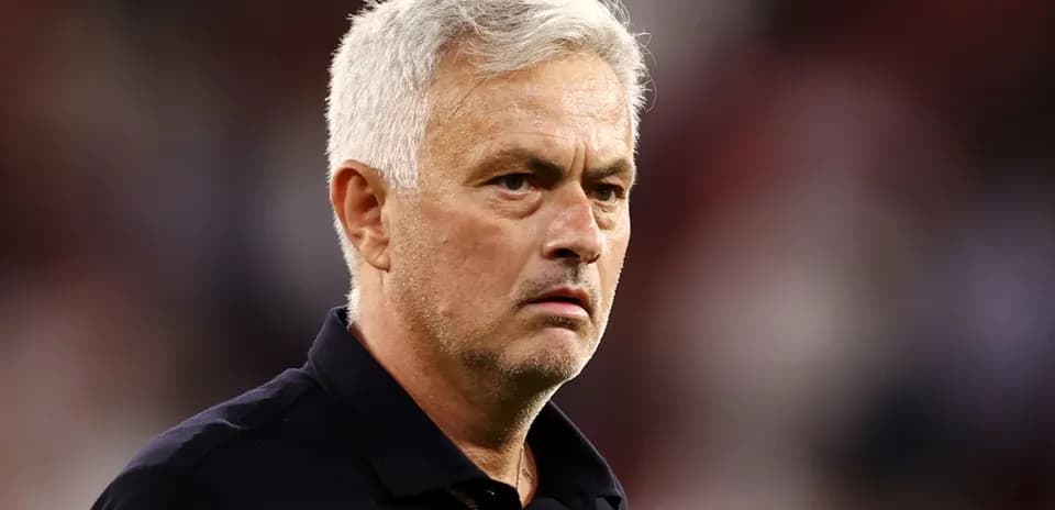 Entrenador observando durante un partido