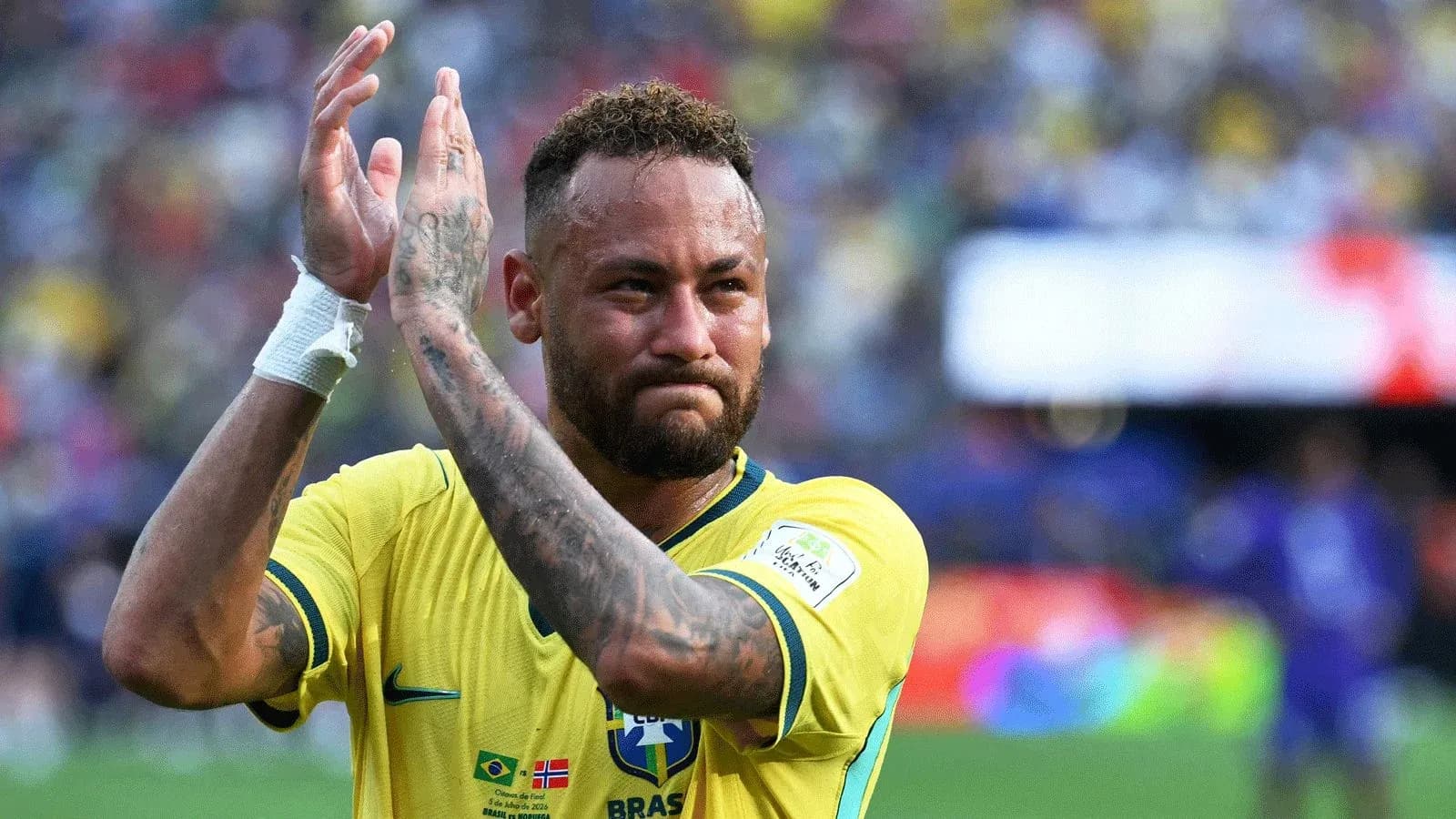 Jugador brasileño aplaudiendo tras el partido